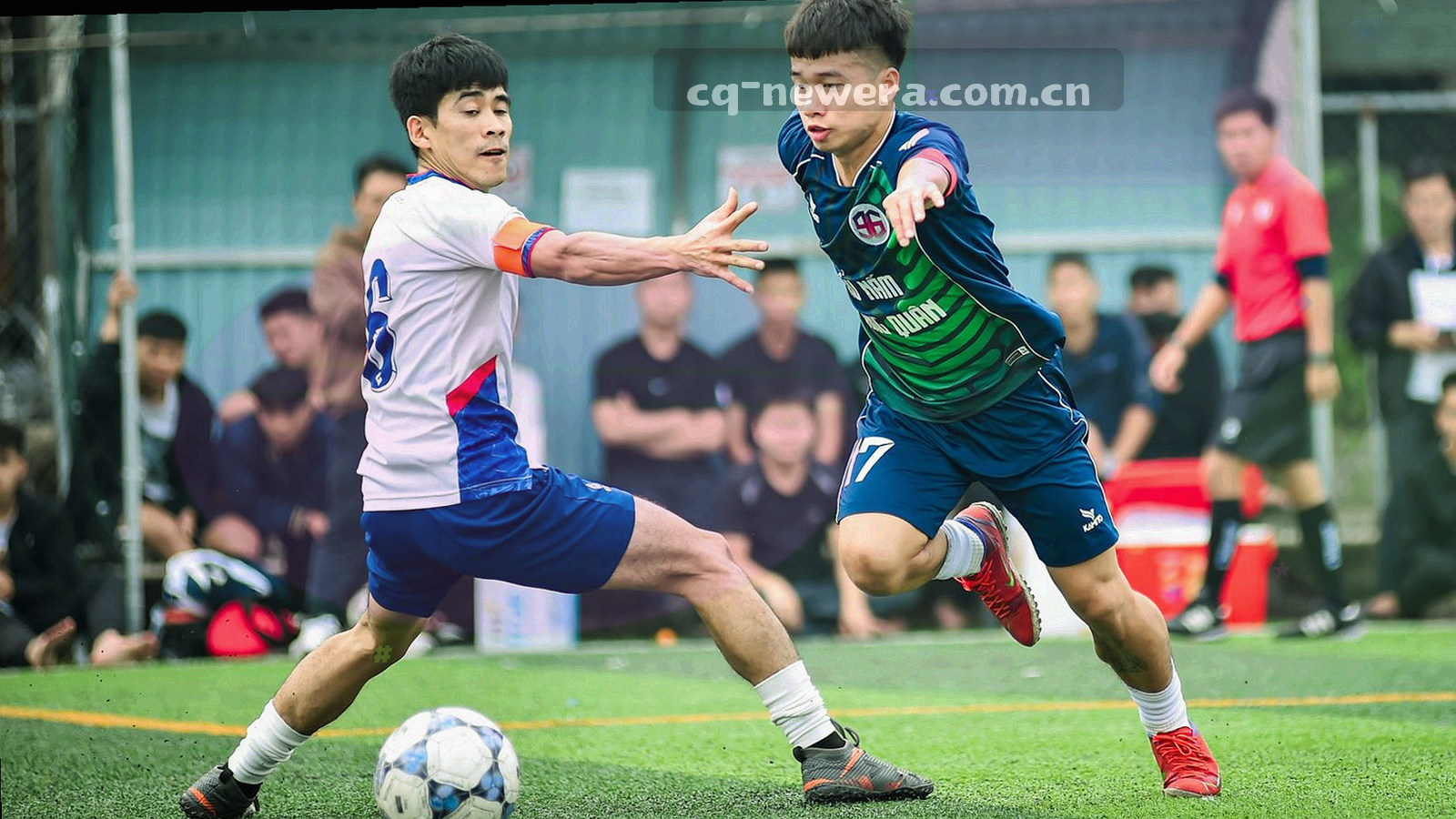 深靛蓝底上分布电光青数据线与扫描线的抽象界面